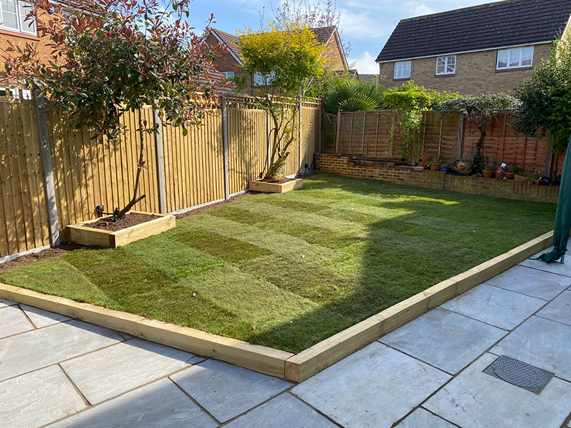 Close slatted fencing installation